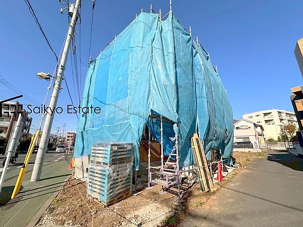 【現地外観】北西側・南西側・南東側の三方道路に面した開放感のある角地!住友理工製の制震ダンパー(TRCダンパー)設置住宅!