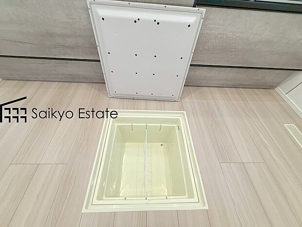 【床下収納】「床下収納」はストックの食材や普段使わない調理器具・食器などを管理しやすく収納できます。
