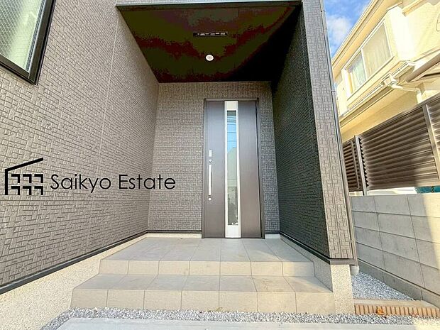 【玄関】家の顔となる玄関は、格調高いデザイン性が求められます。高級感と断熱性、防犯性に優れた玄関ドアを標準装備。