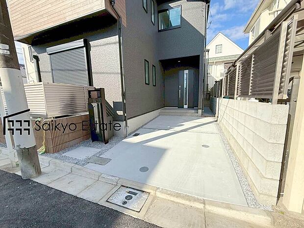 【駐車場】駐車スペースはコンクリート仕上げの為、雨の日でも足元が気になりません！自転車やバイクを置くスペースもございます！