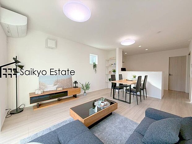 【リビング】開放感と採光にこだわった15帖のLDKです。陽光いっぱいの空間で家族団らんの時間も増えそうですね！