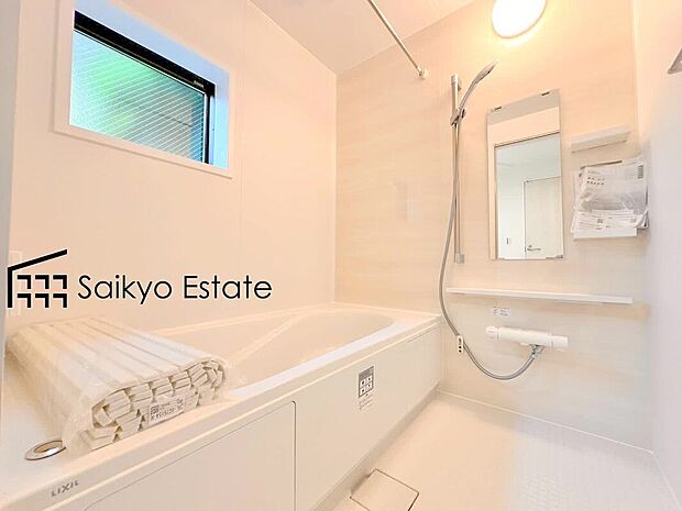 【浴室(施工例)】一日の疲れを癒してくれる一坪タイプの広々バスルーム♪雨の日のお洗濯にも大活躍な浴室暖房乾燥機付きです!窓があって換気が出来るのも嬉しいですね♪