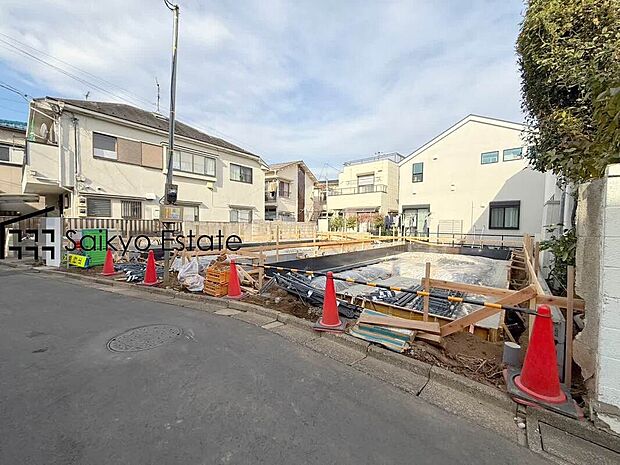 【現地写真】小学校まで徒歩約2分、中学校まで徒歩約10分でお子様が無理なく通える距離です。保育園や幼稚園も近くに多数あり、子育てファミリーには嬉しい環境です!