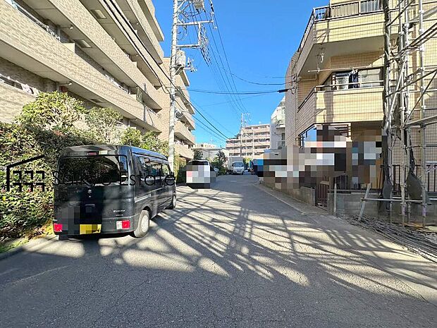 【前面道路】交通量の少ない前面道路ですので、小さなお子様がおられるご家庭でも安心してお住まいいただけます。