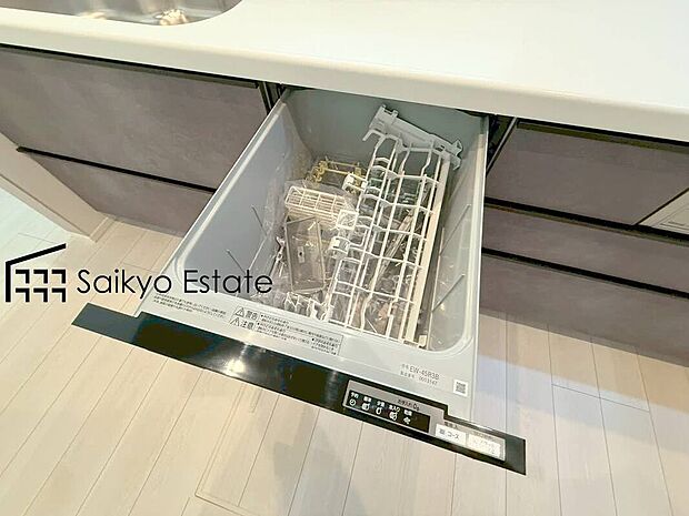 【食洗機】「ビルトイン食洗機」は手洗いよりも経済的で家計に優しく、家事の負担を軽減してくれるママの強い味方ですね。
