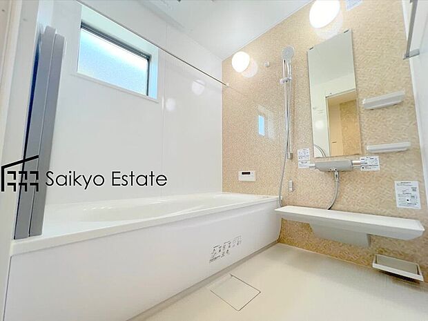 【浴室(施工例)】一日の疲れを癒してくれる一坪タイプの広々バスルーム♪雨の日のお洗濯にも大活躍な浴室暖房乾燥機付きです!窓があって換気が出来るのも嬉しいですね♪