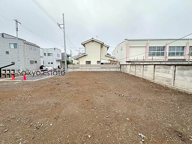 【現地外観】小学校まで徒歩約2分、中学校まで徒歩約10分でお子様が無理なく通える距離です。保育園や幼稚園も近くに多数あり、子育てファミリーには嬉しい環境です!