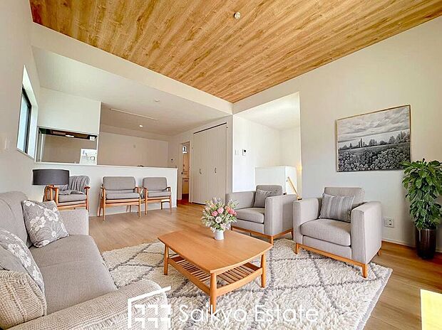 【リビング(施工例)】開放感と採光にこだわった広々としたLDKです。陽光いっぱいの空間で家族団らんの時間も増えそうですね!