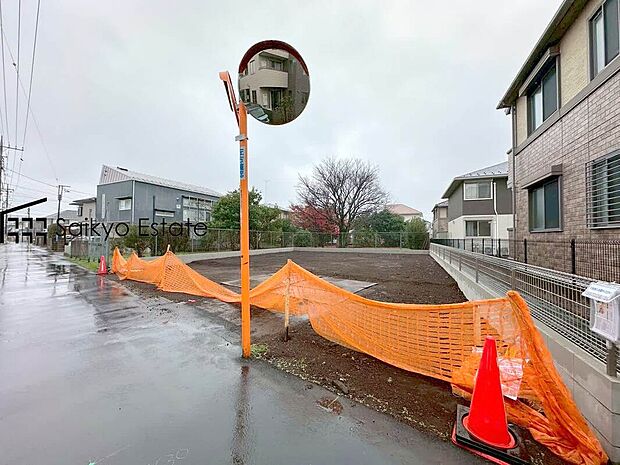 【前面道路を含む現地写真】周囲にはスーパーをはじめとした買い物施設も揃っています。住みやすさと利便性を兼ね備えた環境です。