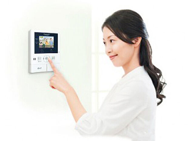 【【TVモニター付きインターホン】】「TVモニター付きインターホン」は、玄関に行かなくても誰が来たのか確認でき、お子様のお留守番も安心です。
