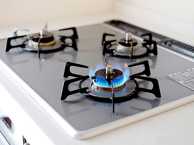 【【3口ガスコンロシステム】】「3口ガスコンロシステム」はたくさんの料理が同時に作れて便利な上、凹凸が少ないフラットトップなのでお掃除も楽々です。
