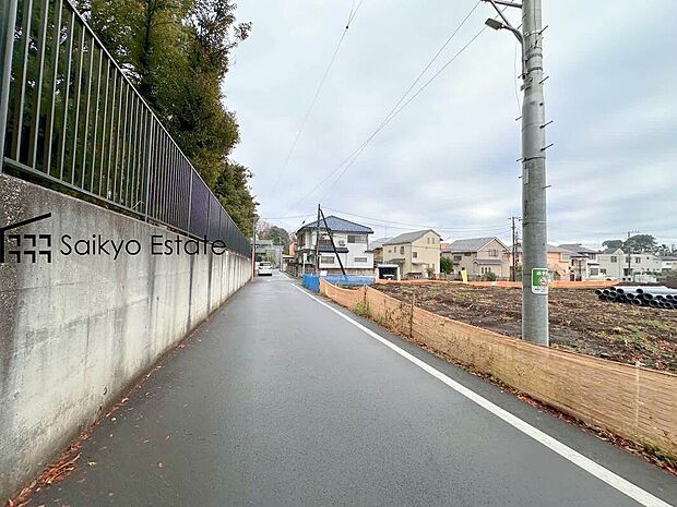 【前面道路を含む現地写真】お車の出し入れがスムーズに出来る前面道路になります。ストレスを感じる事なく出来ますので駐車苦手な方もご安心いただけます。