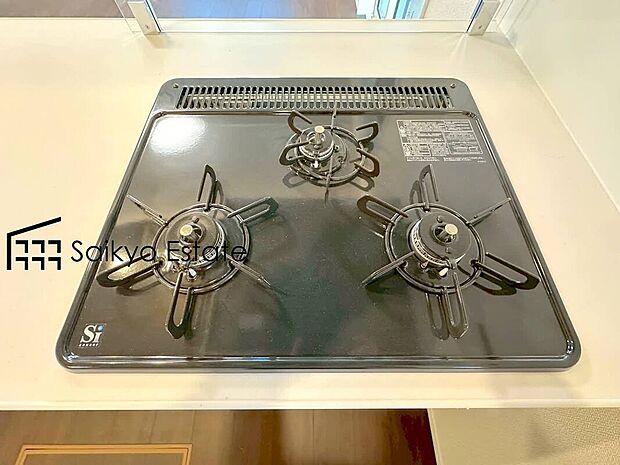 【3口ガスコンロシステム】「3口ガスコンロシステム」はたくさんの料理が同時に作れて便利な上、凹凸が少ないフラットトップなのでお掃除も楽々です。