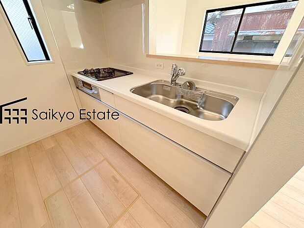 【キッチン】リビングにいる家族とコミュニケーションをとりながら作業が出来る人気のカウンターキッチン。お子様がリビングにいても目が届くので安心です。