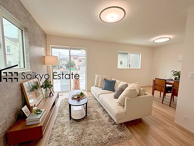 【リビング【施工例】】開放感と採光にこだわった18.25帖の広々としたLDKです。陽光いっぱいの空間で家族団らんの時間も増えそうですね！