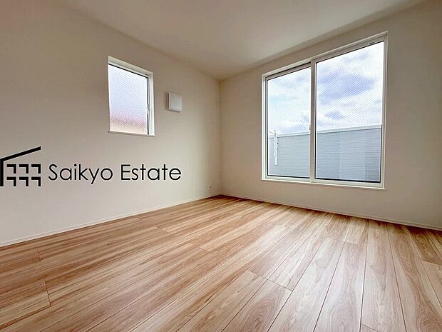 【洋室【施工例】】2面採光で明るく風通しも良好です！天気の良い日は是非窓を開けて空気の入れ替えをしてみるのはいかがでしょうか♪