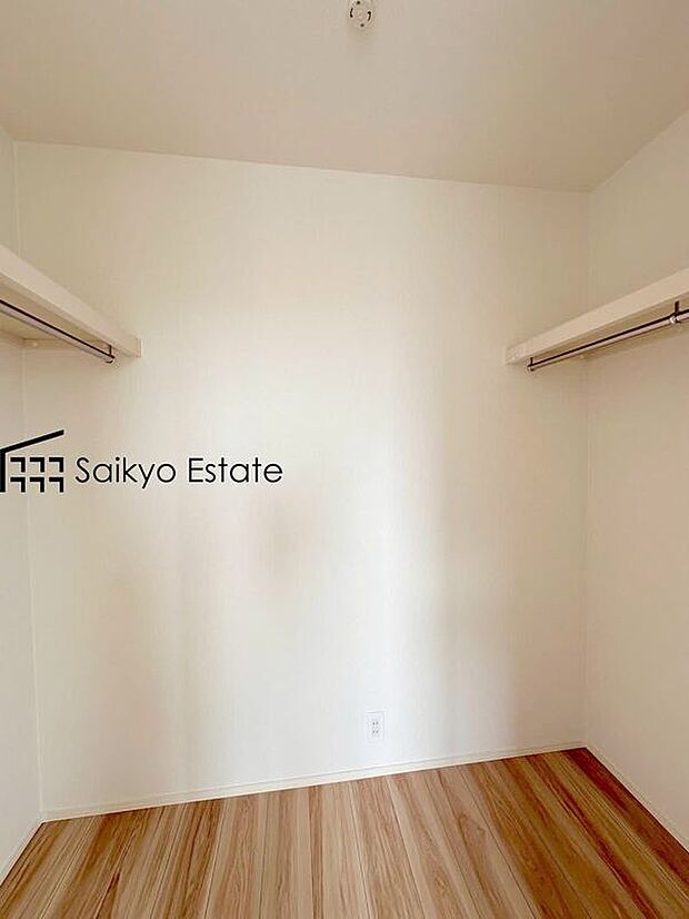 【ウォークインクローゼット【施工例】】4.5帖の洋室2部屋にWICがございます。たっぷり収納ができるWICは衣替え不要で、すぐに使え、片付け上手に！