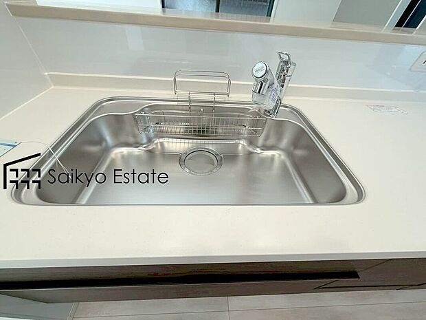 【浄水器】「浄水器」をスリムに内蔵したハンドシャワー式の水栓金具です。シンクもスッキリ！
