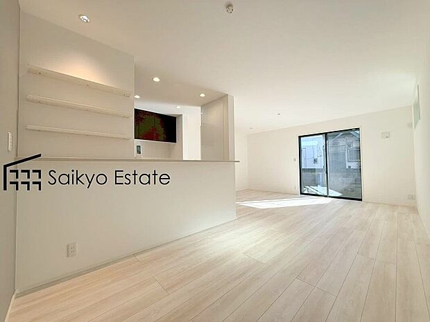 【リビング】開放感と採光にこだわった18.37帖の広々としたLDKです。陽光いっぱいの空間で家族団らんの時間も増えそうですね！
