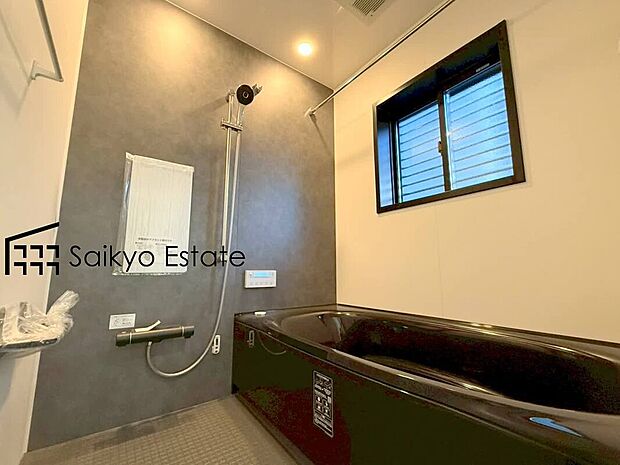 【浴室】一日の疲れを癒してくれる一坪タイプの広々バスルーム♪雨の日のお洗濯にも大活躍な浴室暖房乾燥機付きです！
