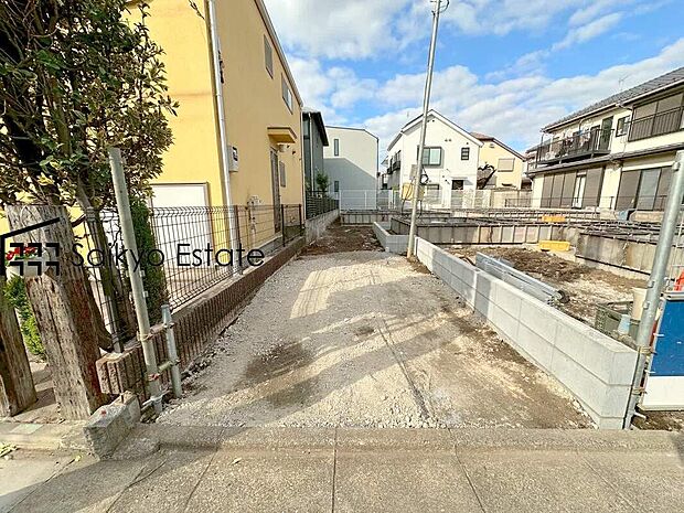 【 現地外観】スーパーまで徒歩約9分、コンビニまで徒歩約6分など、周辺は商業施設が充実した暮らし便利な立地です！急なお買い物も安心ですね♪