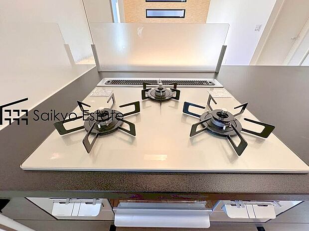 【3口ガスコンロシステム】「3口ガスコンロシステム」はたくさんの料理が同時に作れて便利な上、凹凸が少ないフラットトップなのでお掃除も楽々です。
