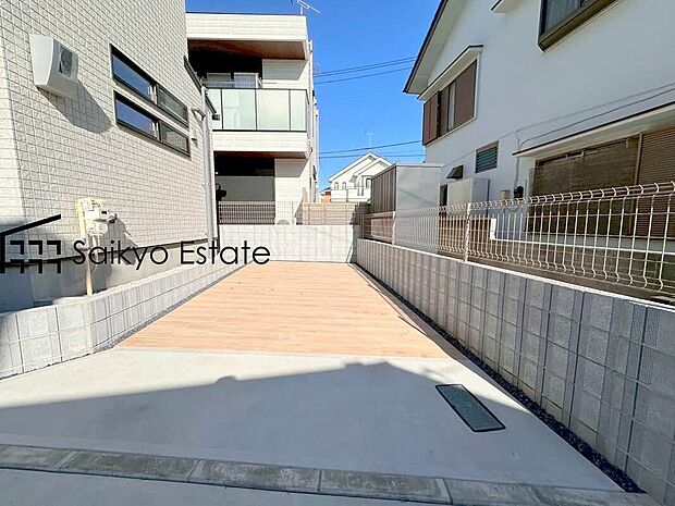 【カースペース】車種にもよりますが、駐車スペースは2台可能です！来客時などに便利な他、セカンドカーをお持ちの方、購入をご検討の方は必見です！
