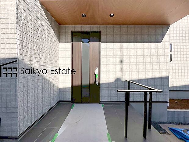 【玄関】家の顔となる玄関は、格調高いデザイン性が求められます。玄関は、高級感と断熱性、防犯性に優れた玄関ドアを標準装備。
