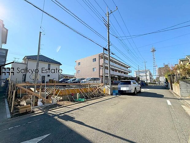 【現地写真】交通量の少ない前面道路ですので、小さなお子様がおられるご家庭でも安心してお住まいいただけます。