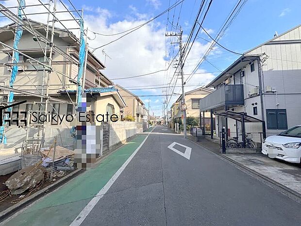 【現地写真】周囲にはスーパーをはじめとした買い物施設も揃っています。住みやすさと利便性を兼ね備えた環境です。