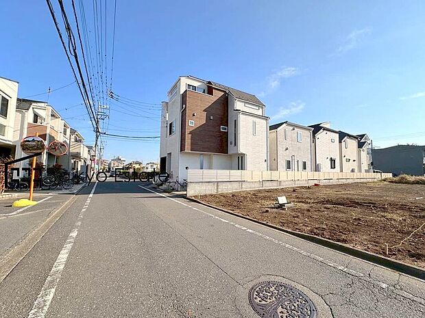 【前面道路】前面道路、幅員がございますので、駐車もスムーズに行えます！駐車が少し苦手なママさんでも安心ですね♪