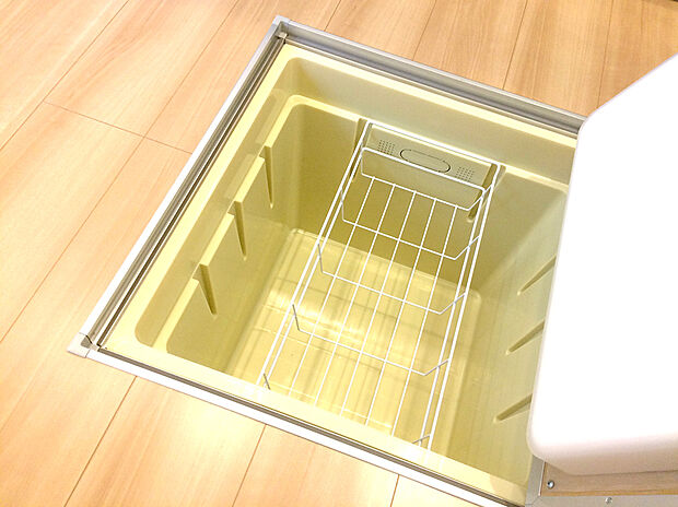 【床下収納】「床下収納」はストックの食材や普段使わない調理器具・食器などを管理しやすく収納できます。
