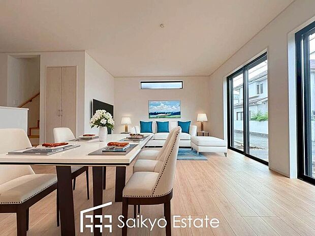 【リビング【施工例】】開放感と採光にこだわった18帖以上の広々としたLDKです。陽光いっぱいの空間で家族団らんの時間も増えそうですね！
