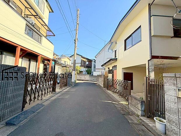 【前面道路】交通量の少ない前面道路ですので、小さなお子様がおられるご家庭でも安心してお住まいいただけます。