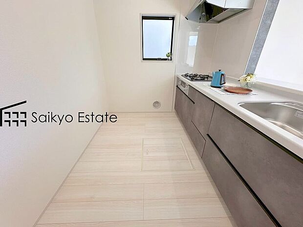 【床下収納】「床下収納」はストックの食材や普段使わない調理器具・食器などを管理しやすく収納できます。
