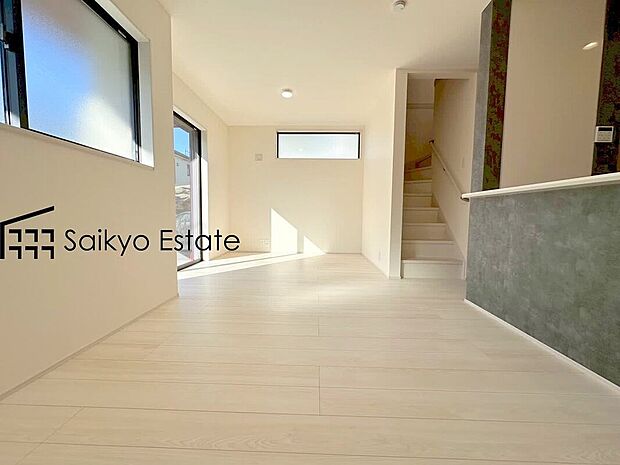 【リビング】開放感と採光にこだわった14.25帖のLDKです。陽光いっぱいの空間で家族団らんの時間も増えそうですね！