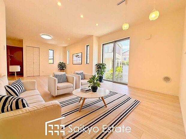 【リビング【施工例】】開放感と採光にこだわった広々としたLDKです。陽光いっぱいの空間で家族団らんの時間も増えそうですね！