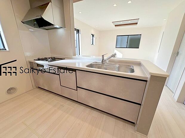 【キッチン】リビングにいる家族とコミュニケーションをとりながら作業が出来る人気のカウンターキッチン。お子様がリビングにいても目が届くので安心です。