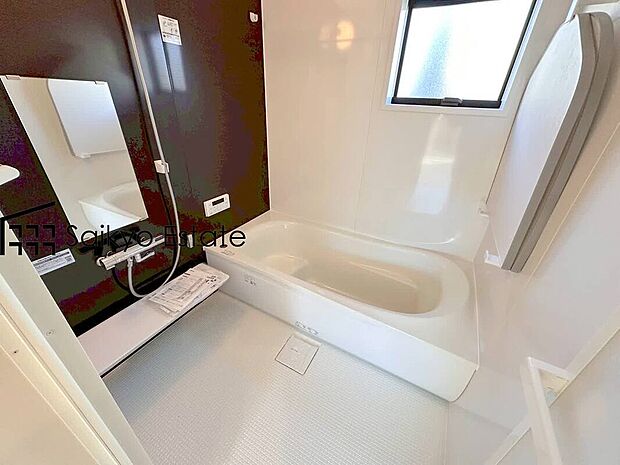 【浴室(施工例)】一日の疲れを癒してくれる一坪タイプの広々バスルーム♪雨の日のお洗濯にも大活躍な浴室暖房乾燥機付きです!窓があって換気が出来るのも嬉しいですね♪