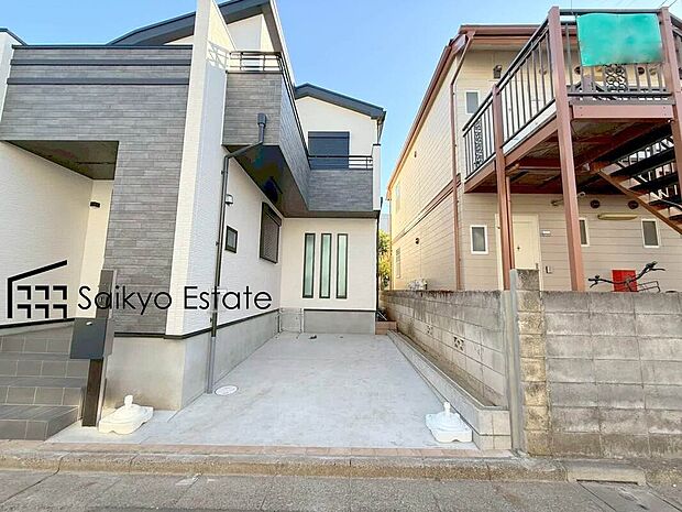 【駐車場】カースペースはコンクリート仕上げの為、雨の日でも足元が気になりません！自転車やバイクを置くスペースもございます！
