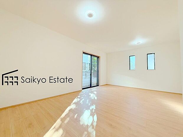 【リビング】開放感と採光にこだわった広々としたLDKです。陽光いっぱいの空間で家族団らんの時間も増えそうですね！