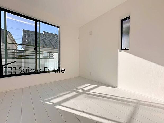 【洋室】2面採光で明るく風通しも良好です!天気の良い日は是非窓を開けて空気の入れ替えをしてみるのはいかがでしょうか♪