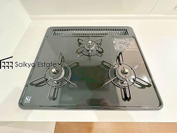 【 【3口ガスコンロシステム】】3口ガスコンロシステムはたくさんの料理が同時に作れて便利な上、凹凸が少ないフラットトップなのでお掃除も楽々です。