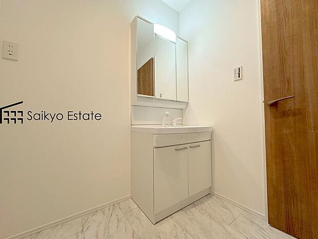 【【シャワー付き洗面化粧台】】「シャンプードレッサー付きの洗面台」は暮らしを快適にしてくれます。朝の身支度もスムーズに♪
