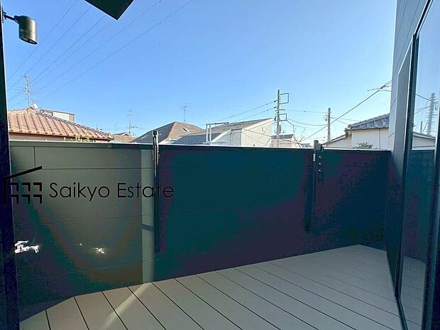 【バルコニー】リビングとバルコニーのある2階に水回りが集約されているため家事動線良好です！気持ちの良い風も舞い込みます♪
