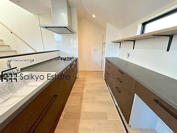 【キッチン】リビングにいる家族とコミュニケーションをとりながら作業が出来る人気のカウンターキッチン。お子様がリビングにいても目が届くので安心です。
