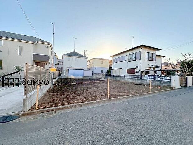 【現地写真】LDK広々15帖以上！収納付きの居室が3部屋！ご家族の会話を重視したリビングイン階段！カースペースは2台可能です！