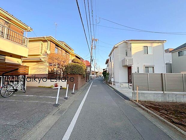 【前面道路】スーパーまで徒歩約6分など、周辺は商業施設が充実した暮らし便利な立地です！急なお買い物も安心です♪