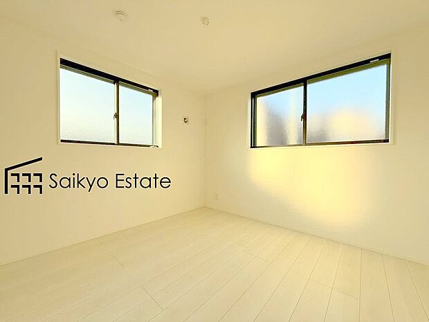 【居室】2面採光で明るく風通しも良好です！天気の良い日は是非窓を開けて空気の入れ替えをしてみるのはいかがでしょうか♪