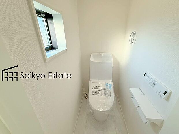 【ウォシュレット付トイレ】「温水清浄便座付きトイレ」は日々の生活を快適にしてくれます。毎日使う場所だからこそ、こだわりたいポイントですね。
